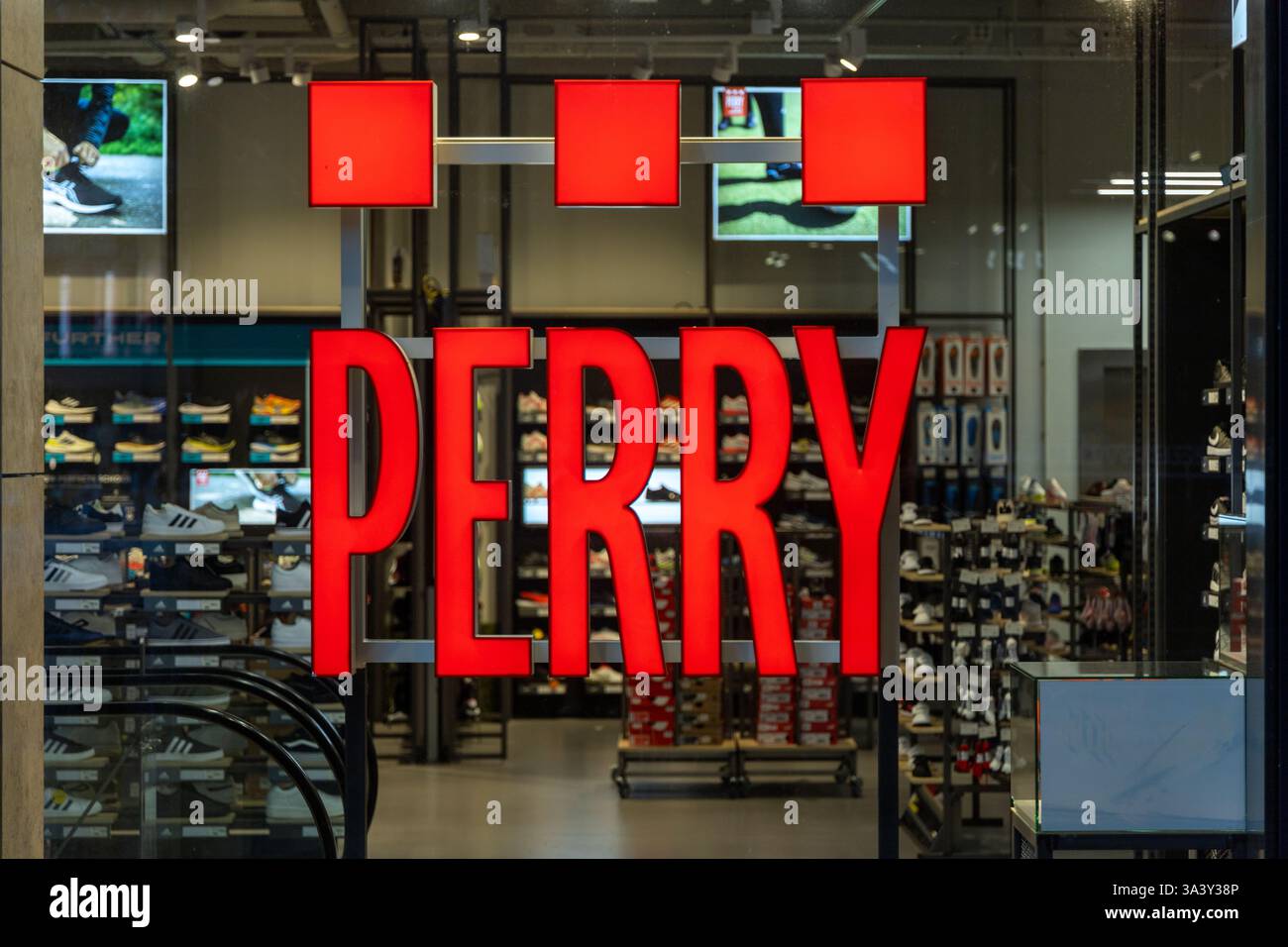 Perry Sport logo signe, Perrysport est le magasin de sport où vous pouvez acheter tous vos vêtements de sport. Aussi vêtements de plein air et obtenir votre tenue dans la boutique. Banque D'Images