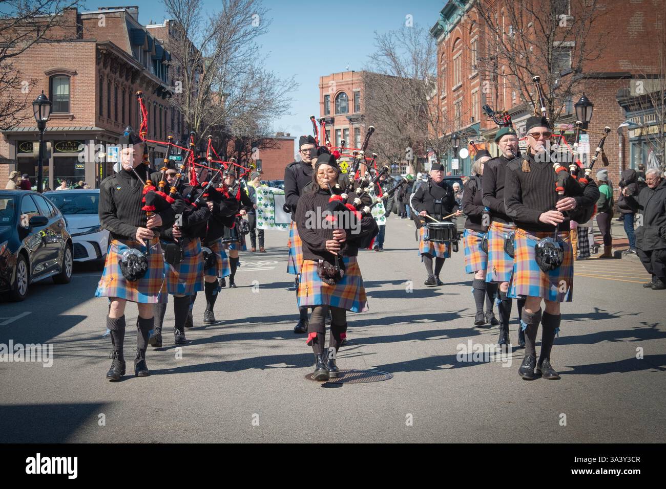 Les Hudson Highlanders cornemuse et groupe de tambours dans leurs jupes tartan colorées se produisent au Beacon's Day Parade of Green à Beacon, NY Banque D'Images