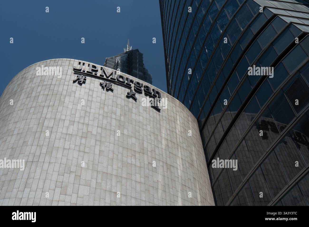SHANGHAI, CHINE - 18 MARS 2025 - le logo chinois et anglais de J.P.Morgan Chase est vu sur le podium de la tour de Shanghai à Lujiazui, Shanghai, Banque D'Images
