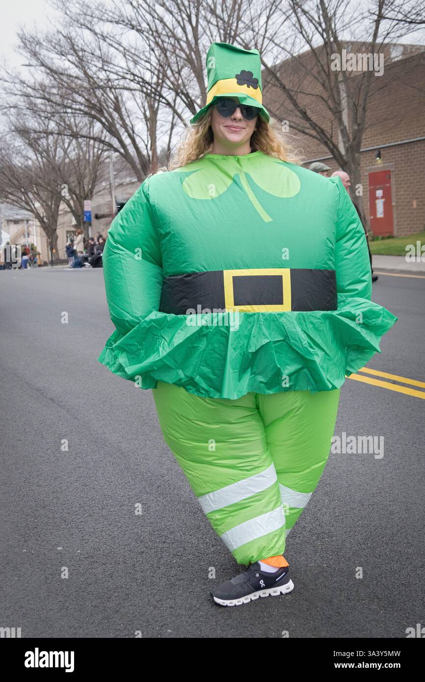 Une jolie femme dans un costume vert de la Saint Patrick lors du défilé de 2025 à Peekskill, New York. Banque D'Images