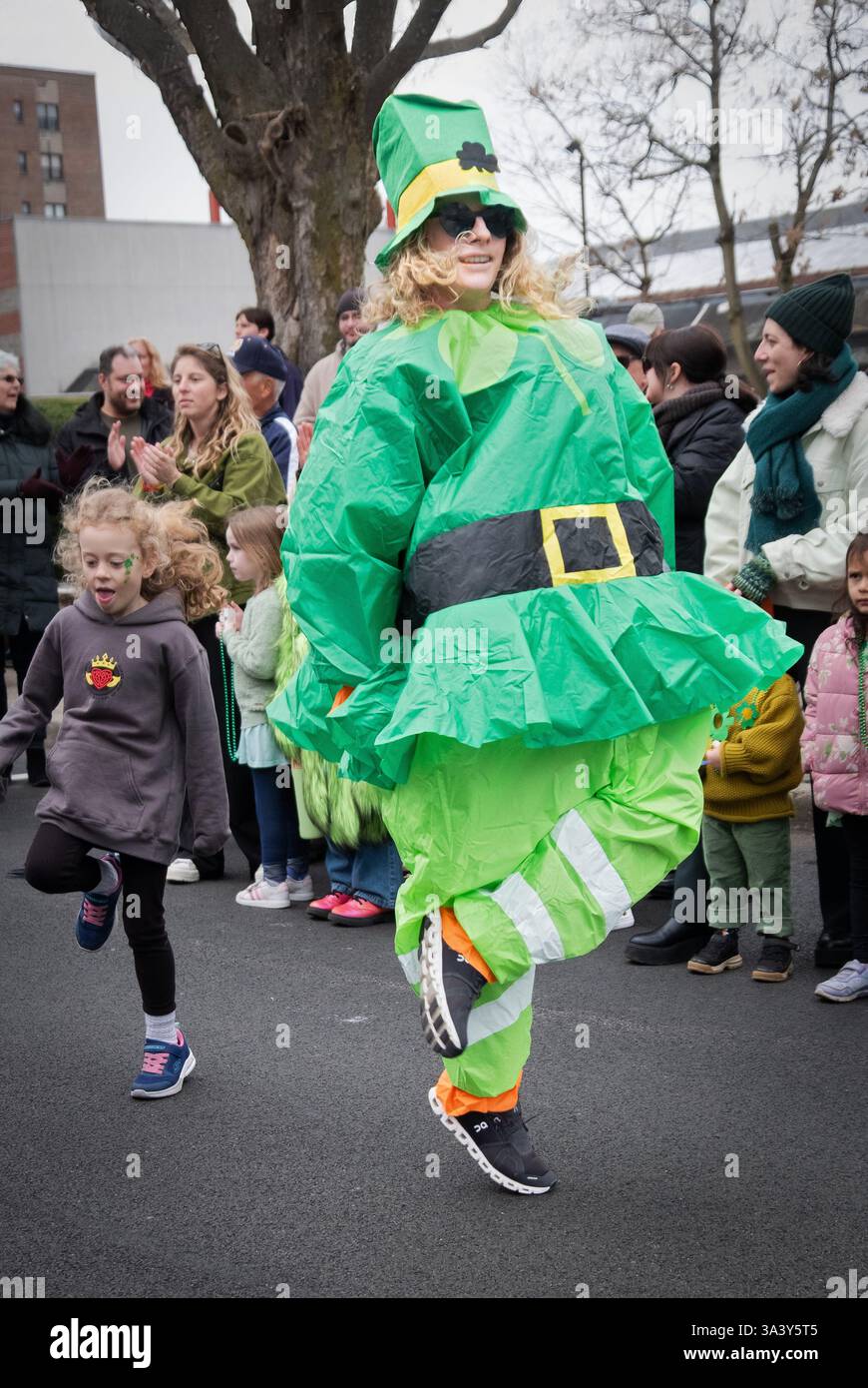 Une jolie femme dans un costume vert de la Saint Patrick lors du défilé de 2025 à Peekskill, New York. Banque D'Images