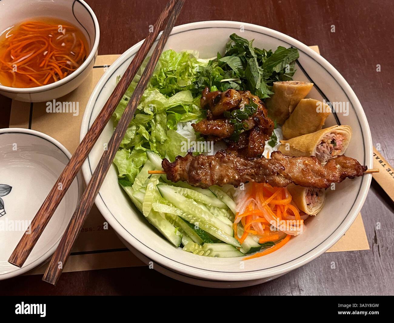 Ho chi minh ville - Vietnam 2024 Bun Cha salade nouilles nourriture viande de porc Banque D'Images