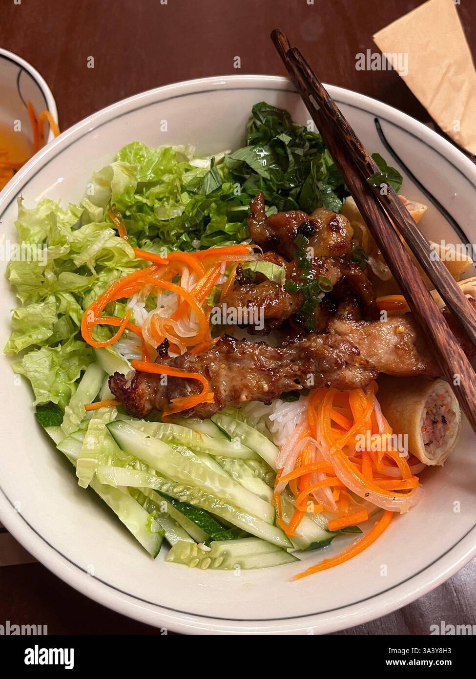Cuisine vietnamienne ho chi minh ville - Vietnam 2024 Bun Cha salade nouilles nourriture viande de porc Banque D'Images