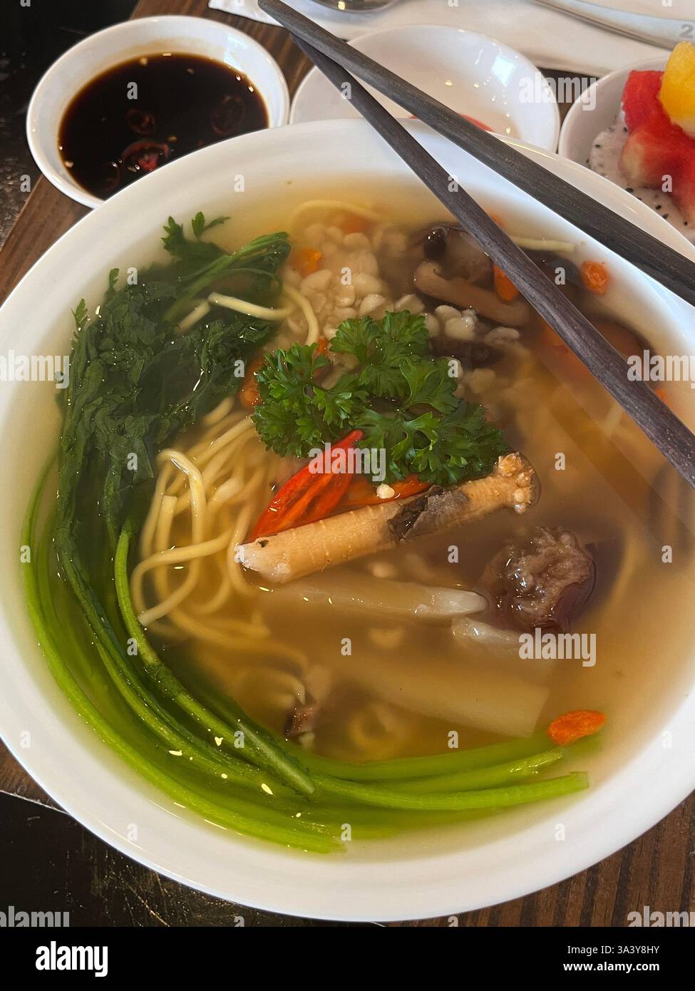 Cuisine vietnamienne - ho chi minh ville - Vietnam 2024 soupe de nouilles végétariennes Banque D'Images