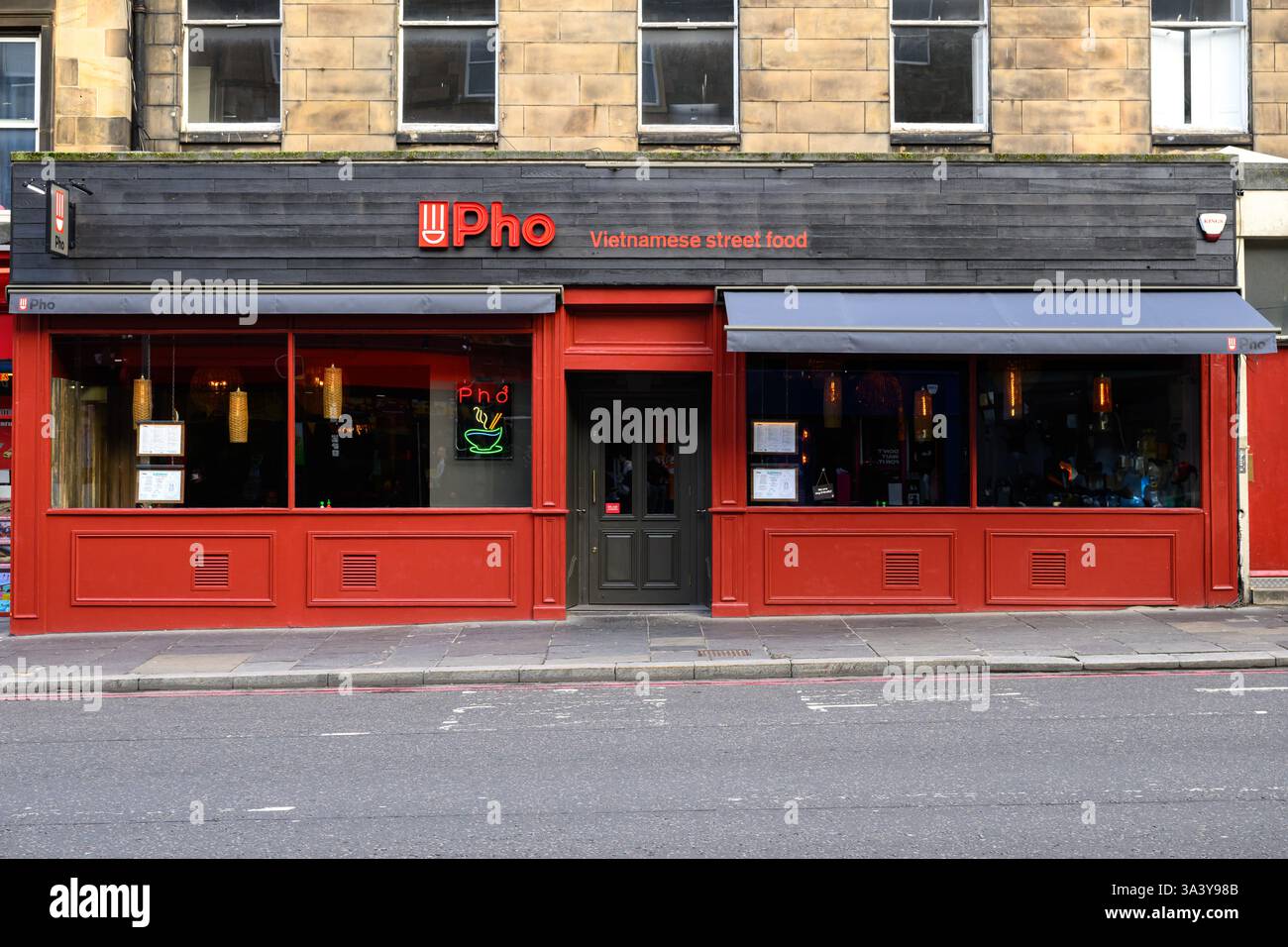 Façade rouge de Pho, le restaurant de street food vietnamien sur Lothian Road, Édimbourg, Écosse, Royaume-Uni Banque D'Images