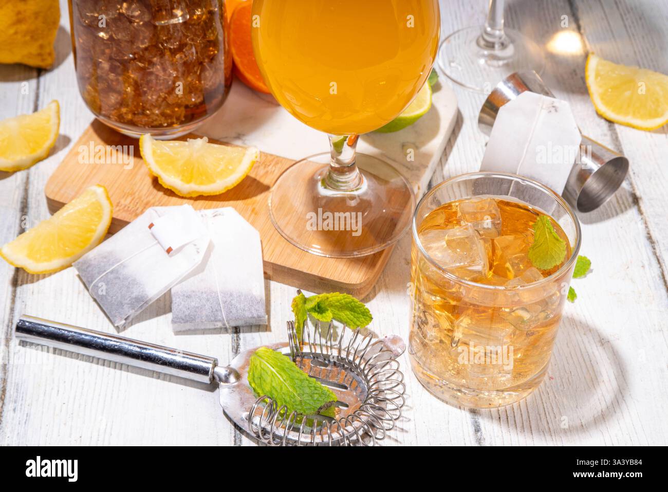 Ensemble de cocktails inspiré du thé tendance à partir de vert, oolong, noir, chai et autres mélanges de thé. Soda au thé pétillant, boissons froides d'été avec sirop, citron, citron vert Banque D'Images