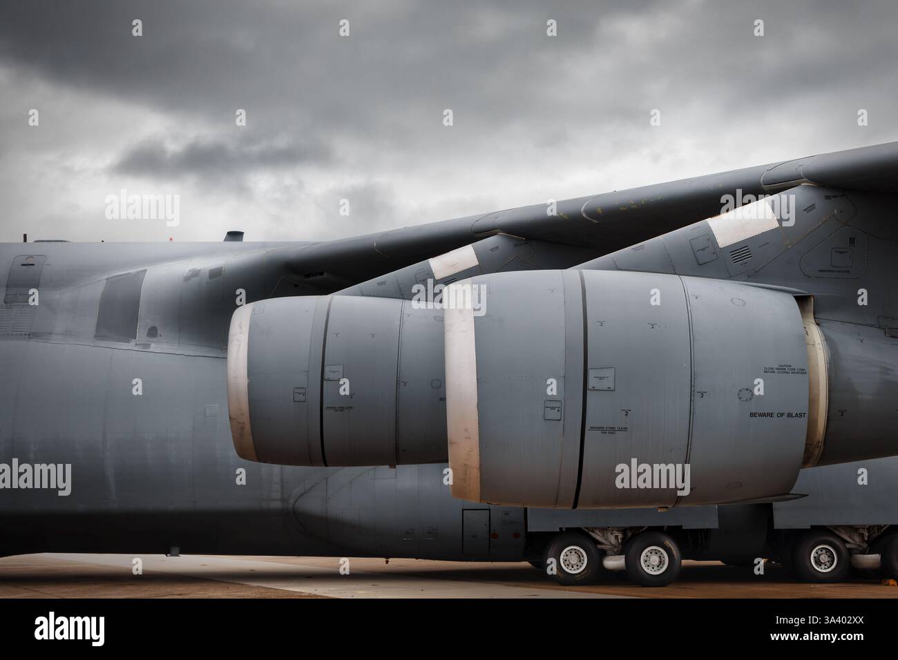Les moteurs à réaction massivement puissants d'un C-5 Galaxy de l'US Air Force sont exposés au NAS Oceana Airshow de 2024 à Virginia Beach, en Virginie. Banque D'Images