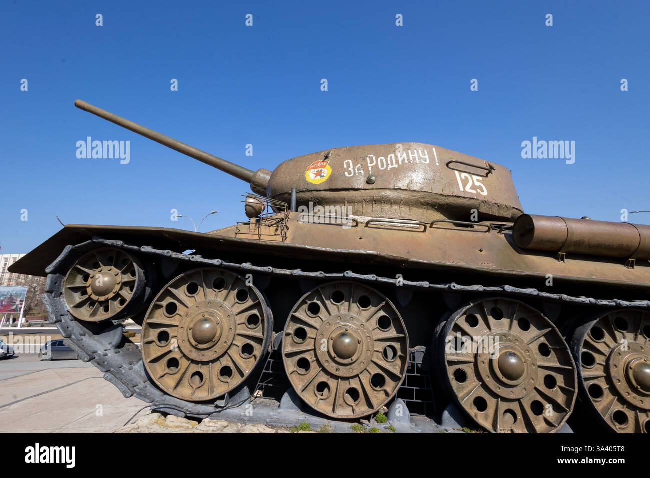 Monument à l'ancien char T-34 de l'armée soviétique avec l'inscription 'pour la mère patrie' Banque D'Images
