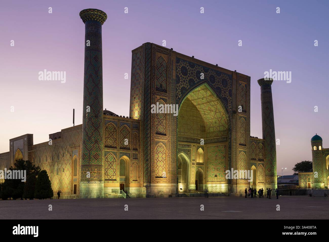SAMARCANDE, OUZBÉKISTAN - 13 SEPTEMBRE 2022 : Ulugh Beg Madrasah médiéval au crépuscule de septembre. Registan Square Banque D'Images