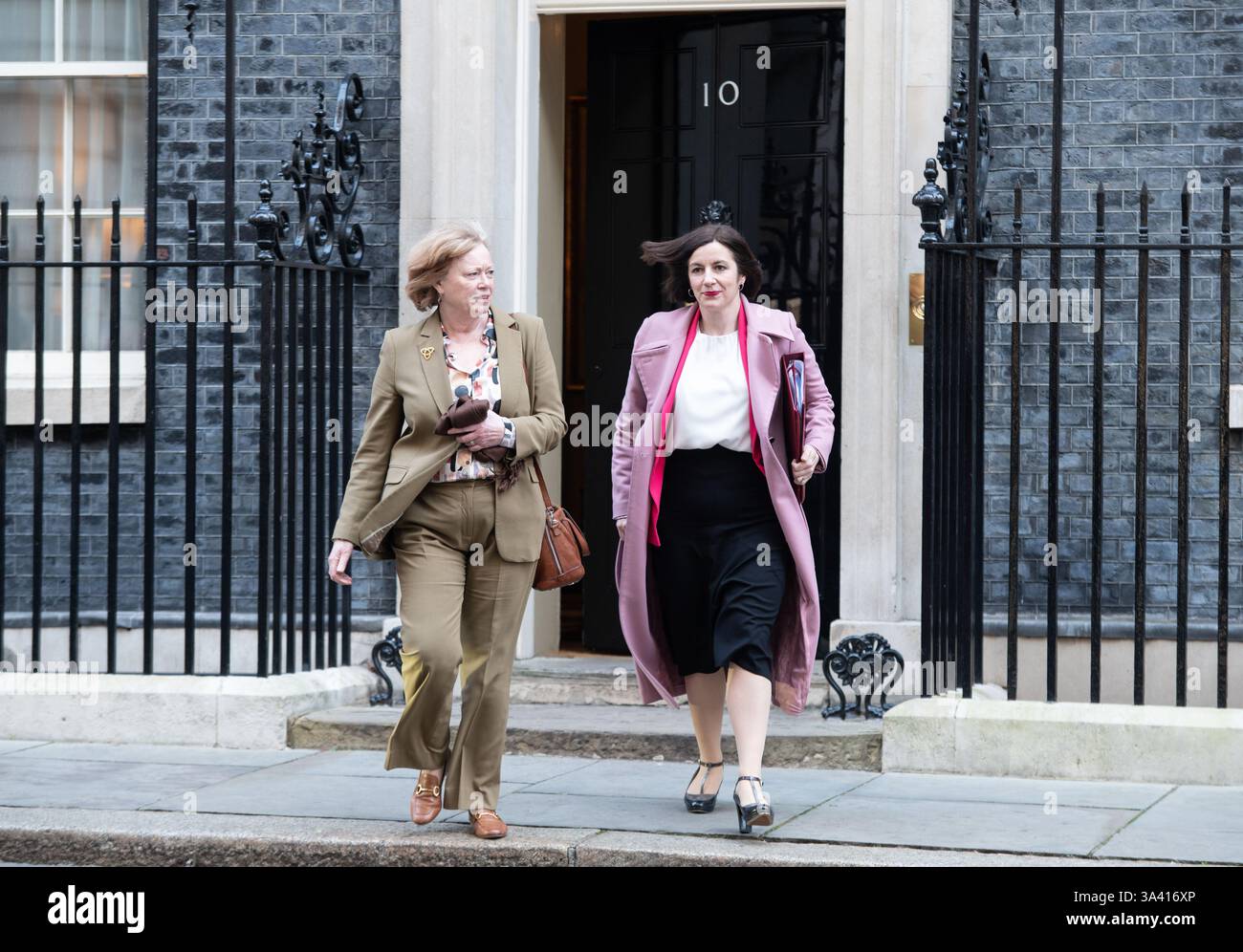 Londres, Royaume-Uni. 18 mars 2025. Le secrétaire d'État à l'éducation laisse le niumber 10 à la chef de la Chambre des lords, la baronne Smith, après la réunion du cabinet d'aujourd'hui. Cristina Massei/Alamy Live News Banque D'Images