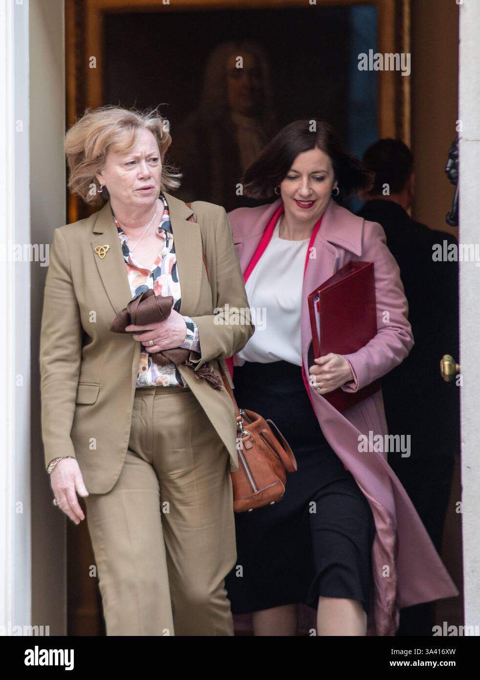 Londres, Royaume-Uni. 18 mars 2025. Le secrétaire d'État à l'éducation laisse le niumber 10 à la chef de la Chambre des lords, la baronne Smith, après la réunion du cabinet d'aujourd'hui. Cristina Massei/Alamy Live News Banque D'Images