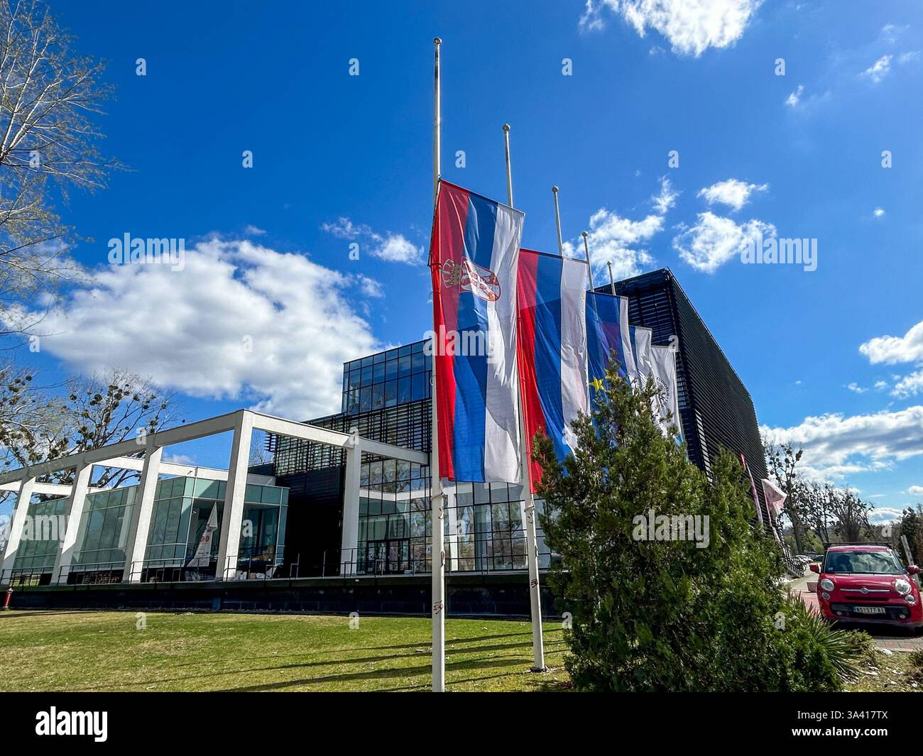 Drapeaux serbes abaissés en Berne en l'honneur du jour de deuil, symbolisant le respect et le souvenir. - Image de stock capturée avec un smartphone