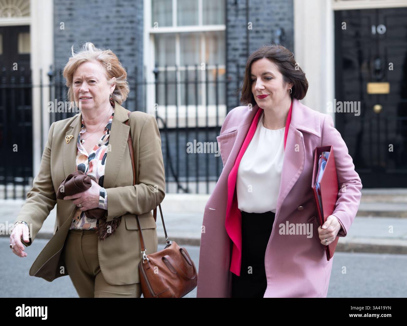 Londres, Royaume-Uni. 18 mars 2025. Le secrétaire d'État à l'éducation laisse le niumber 10 à la chef de la Chambre des lords, la baronne Smith, après la réunion du cabinet d'aujourd'hui. Cristina Massei/Alamy Live News Banque D'Images