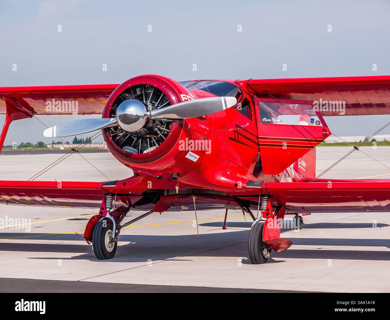 Belin, Allemagne - juin 2010 : Beechcraft Model 17S Staggerwing (N69H) biplan américain avec un décalage d'aile négative atypique au salon aéronautique de Berlin ( Banque D'Images