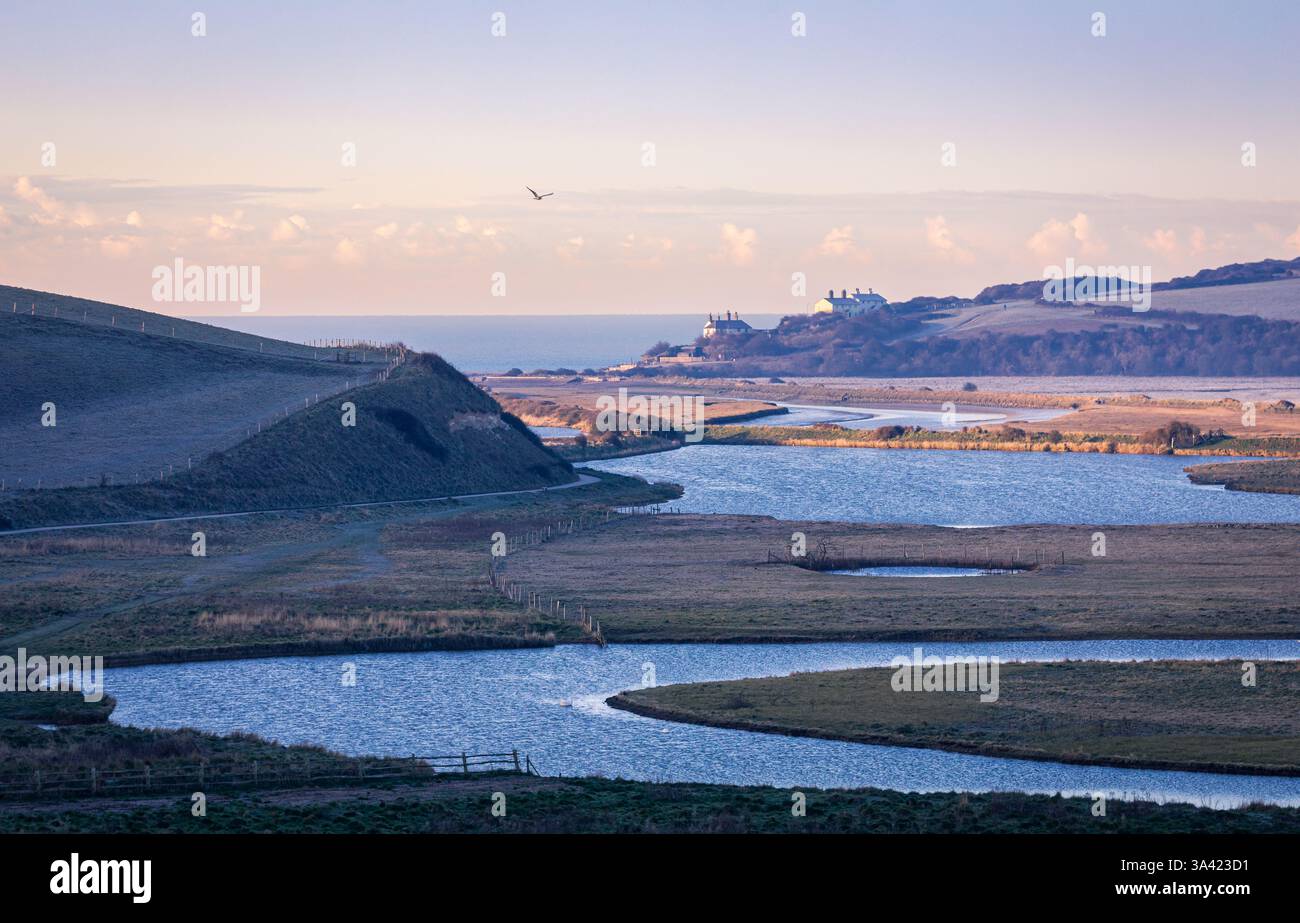 Vue sur la rivière cuckmere et les cottages des garde-côtes à cuckmere Haven depuis le sommet de la colline Exceat dans le parc de campagne Seven Sisters dans l'est du Sussex Banque D'Images