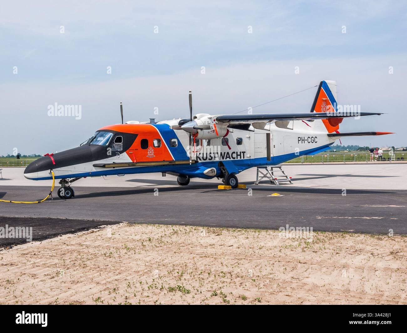 Belin, Allemagne - juin 2010 : Dornier 228-212 (pH-CGC) avec GPU (Ground Power Unit) exploité par les GARDE-CÔTES NÉERLANDAIS - KUSTWACHT au salon aéronautique de Berlin Banque D'Images