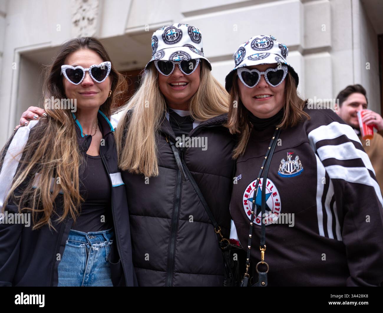 Les fans du club de football de Newcastle United se rassemblent dans le centre de Londres pour célébrer leur équipe remportant la finale de la Coupe EFL Carabao 2025. Banque D'Images