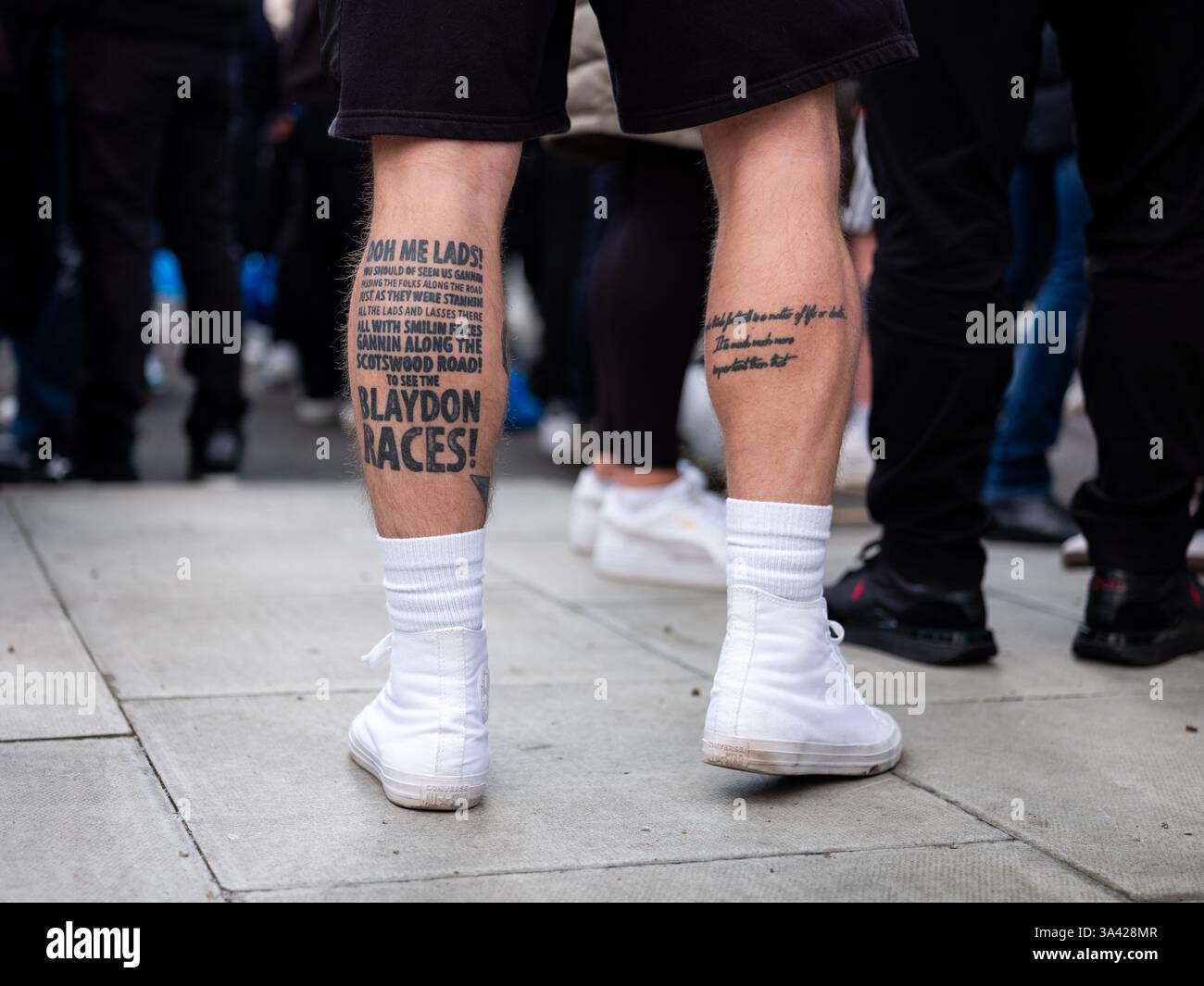 Les fans du club de football de Newcastle United se rassemblent dans le centre de Londres pour célébrer leur équipe remportant la finale de la Coupe EFL Carabao 2025. Banque D'Images