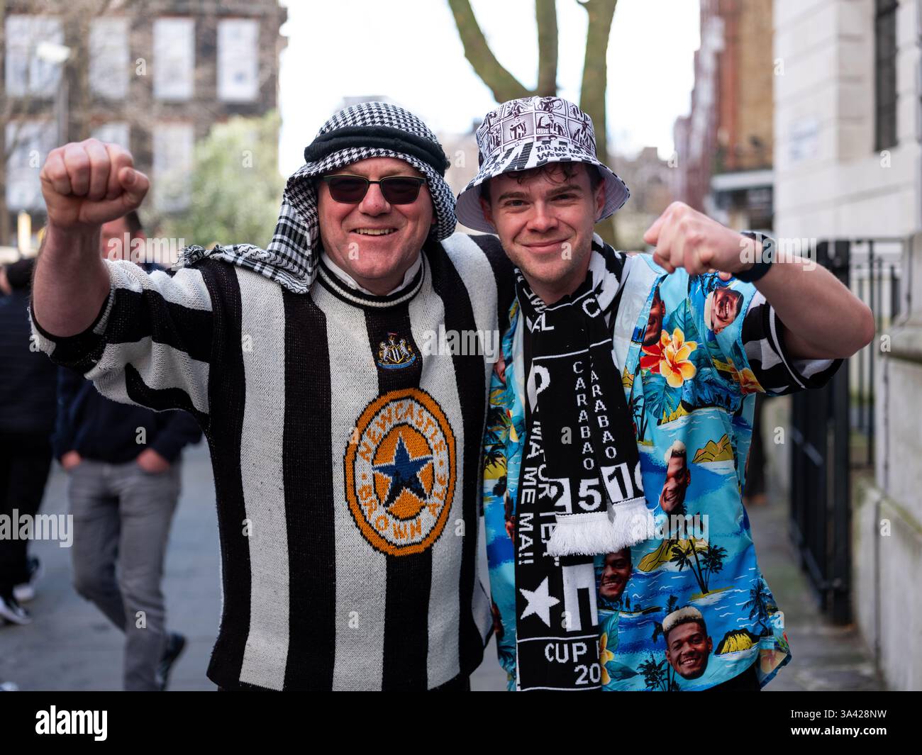 Les fans du club de football de Newcastle United se rassemblent dans le centre de Londres pour célébrer leur équipe remportant la finale de la Coupe EFL Carabao 2025. Banque D'Images