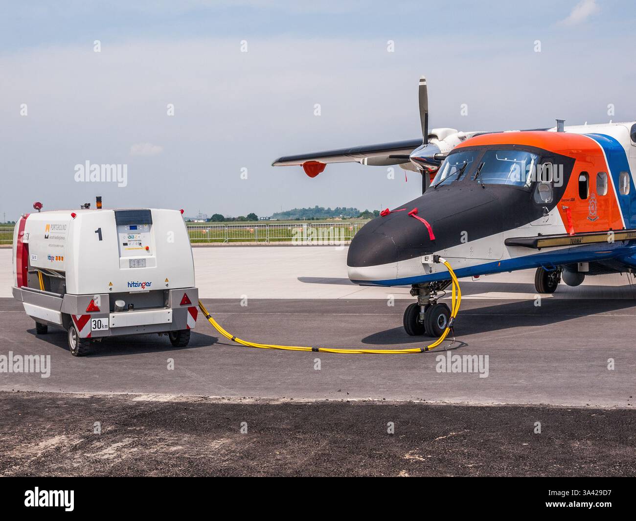 Belin, Allemagne - juin 2010 : Dornier 228-212 (pH-CGC) avec GPU (Ground Power Unit) exploité par les GARDE-CÔTES NÉERLANDAIS - KUSTWACHT au salon aéronautique de Berlin Banque D'Images