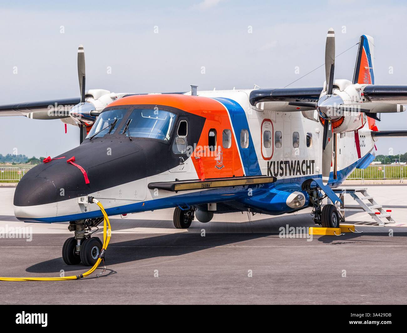 Belin, Allemagne - juin 2010 : Dornier 228-212 (pH-CGC) avec GPU (Ground Power Unit) exploité par les GARDE-CÔTES NÉERLANDAIS - KUSTWACHT au salon aéronautique de Berlin Banque D'Images
