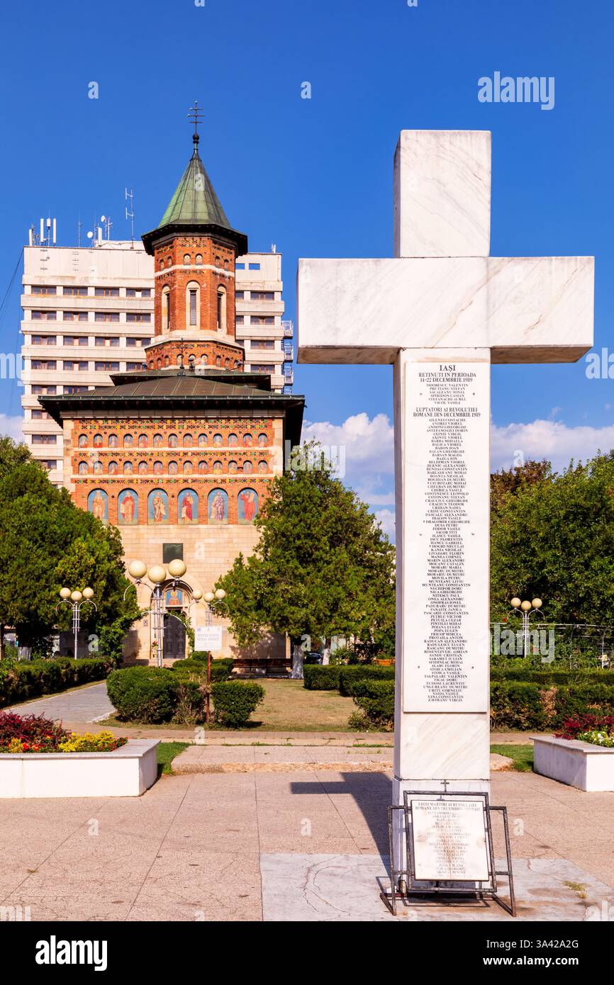 Mémorial pour la Révolution de 1989 devant l'église Saint Nicolae Domnesc, Iasi, Roumanie Banque D'Images