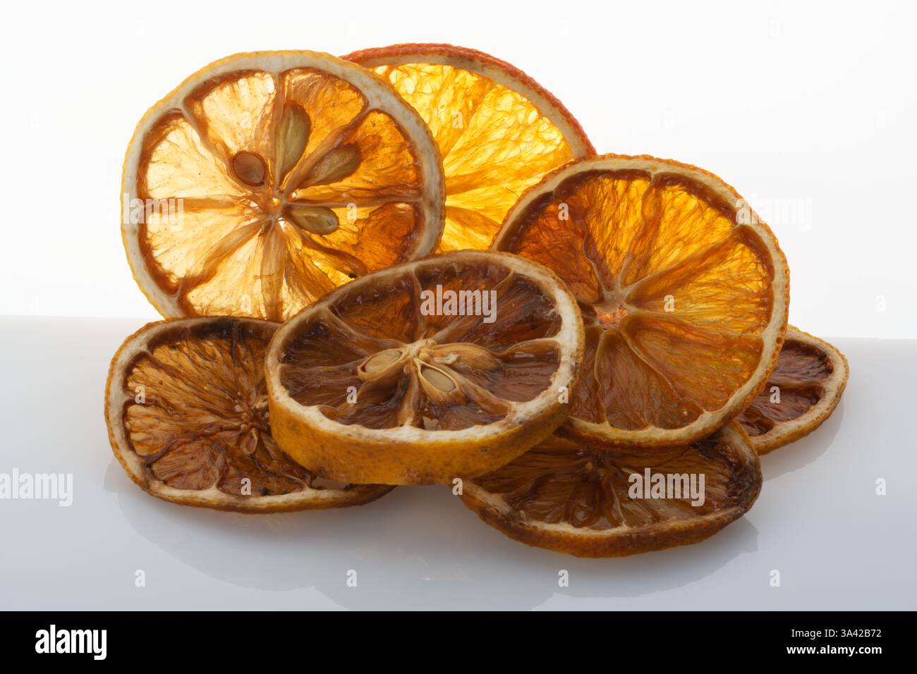Orange tranchée séchée. Tranches décoratives d'orange. Historiquement exotique pour les couronnes de Noël et autres décorations. Banque D'Images