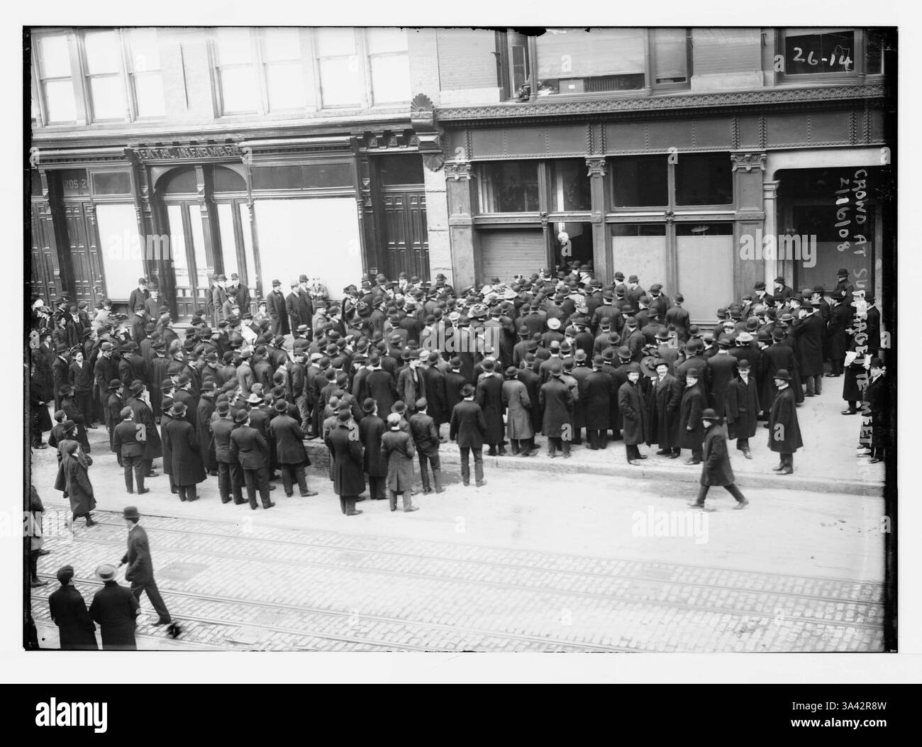 Suffrage des femmes aux États-Unis - foule à la réunion des suffragettes à l'hôtel de ville [New York] - 1912 - suffragettes plaidant pour la ratification du 19e amendement à la Constitution des États-Unis, qui accordait aux femmes le droit de vote. L'amendement a été ratifié le 18 août 1920, après que le Tennessee est devenu le 36e État à l'approuver, réunissant la majorité requise des trois quarts des états. Des organisations de suffrage comme la National American Woman suffrage Association (NAWSA) et le National Woman’s Party (NWP) ont utilisé des bannières, des manifestations et des campagnes publiques pour faire pression sur les législatures des États pour qu’elles ratifient la loi A. Banque D'Images