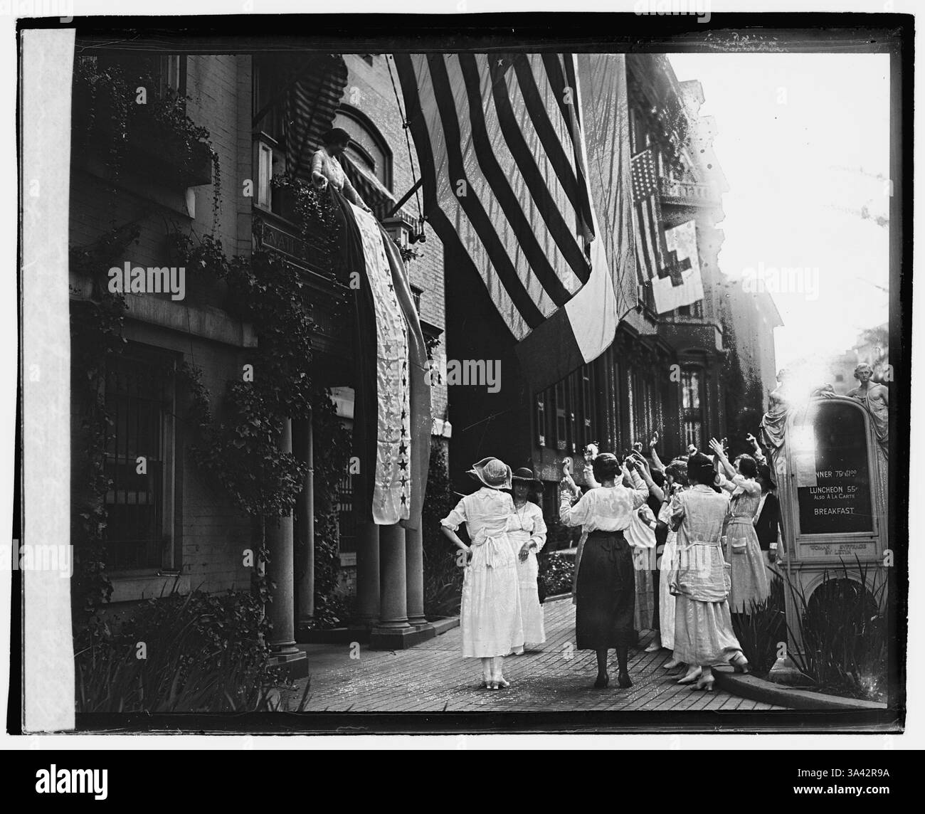 Les suffragettes plaident pour la ratification du 19e amendement à la Constitution des États-Unis, qui accorde aux femmes le droit de vote. L'amendement a été ratifié le 18 août 1920, après que le Tennessee est devenu le 36e État à l'approuver, réunissant la majorité requise des trois quarts des états. Des organisations de suffrage comme la National American Woman suffrage Association (NAWSA) et le National Woman’s Party (NWP) ont utilisé des bannières, des manifestations et des campagnes publiques pour faire pression sur les législatures des États pour qu’elles ratifient l’amendement. . Suffrage recevez la bannière de Frances Bjorkman NYC c1915 Banque D'Images