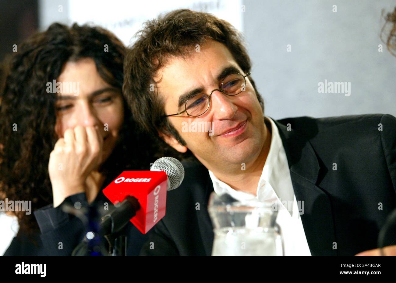 1 janvier 2011 - Toronto, CANADA - CONFÉRENCE DE PRESSE ARARAT. AU FESTIVAL INTERNATIONAL DU FILM DE TORONTO. À L'HÔTEL FOUR SEASONS TORONTO CANADA. LE RÉALISATEUR ATOM EGOYAN ET SON ÉPOUSE ARSINEE KHANJIAN. FITZROY BARRETT / 9-6-2002 K26026FB (d)(crédit image : © Globe photos/ZUMAPRESS.com) Banque D'Images
