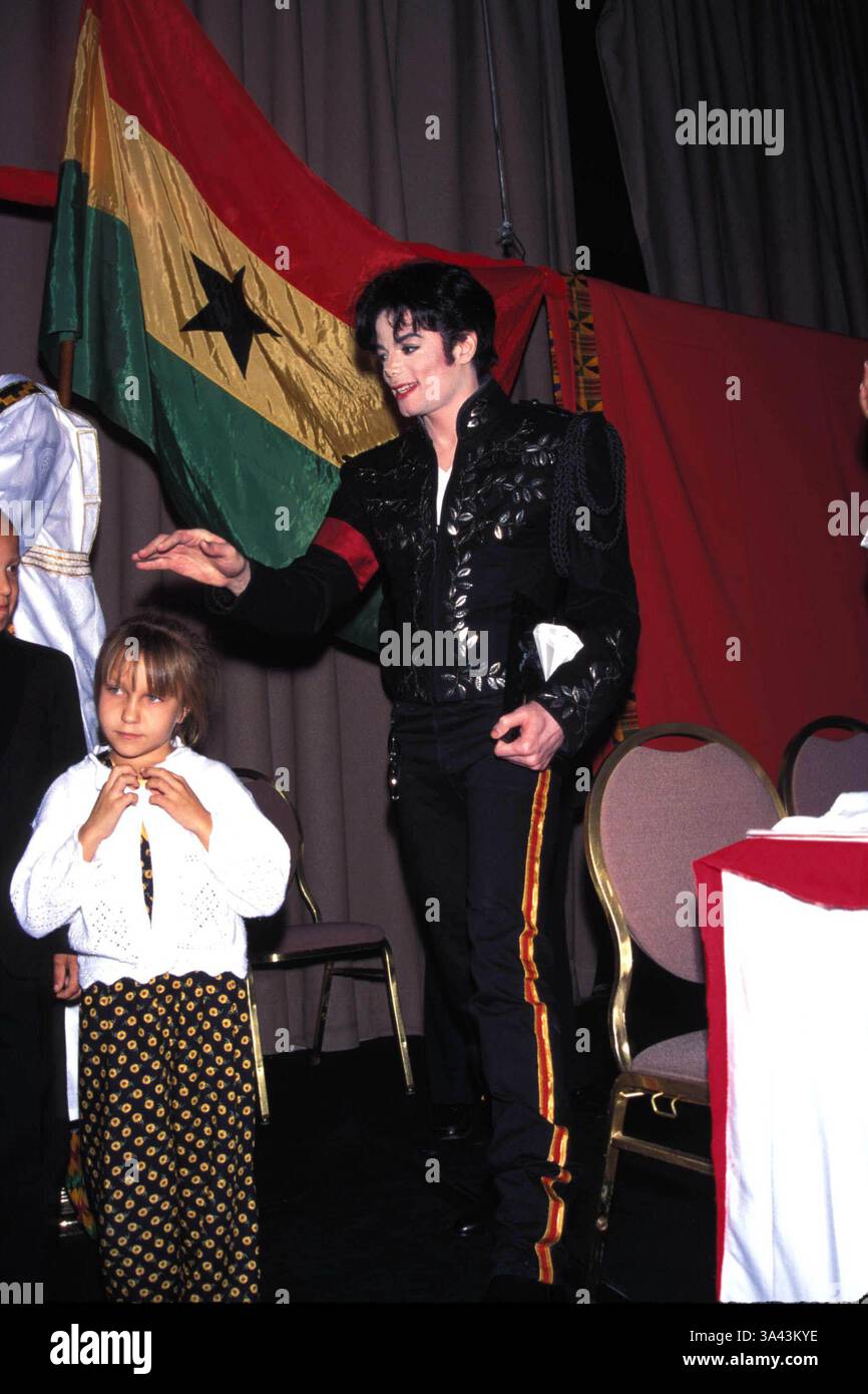 1 JANVIER 2011 - K2999FB.GHANA BANQUET D'HOMMAGE. FITZROY BARRETT/ MICHAEL JACKSON AVEC DES ENFANTS. MICHAELJACKSONWITHCHILDREN(crédit image : © Globe photos/ZUMAPRESS.com) Banque D'Images