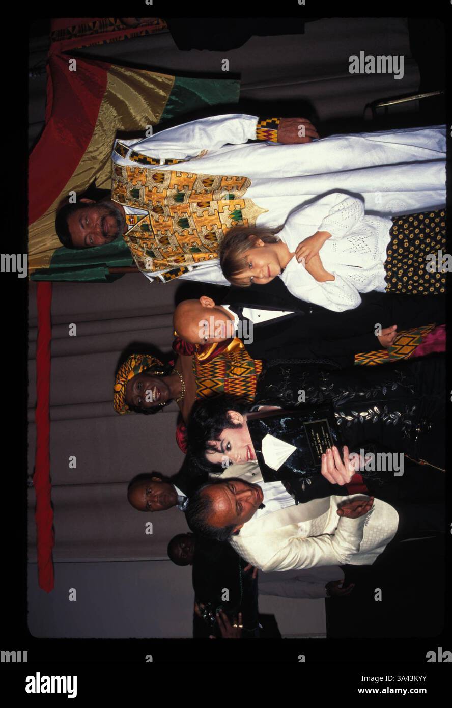 1 JANVIER 2011 - K2999FB.GHANA BANQUET D'HOMMAGE. PRÉSIDENT RAWLINGS, PREMIÈRE DAME, MICHAEL JACKSON, BIJAN. FITZROY BARRETT/ MICHAEL JACKSON AVEC DES ENFANTS. MICHAELJACKSONWITHCHILDREN(crédit image : © Globe photos/ZUMAPRESS.com) Banque D'Images