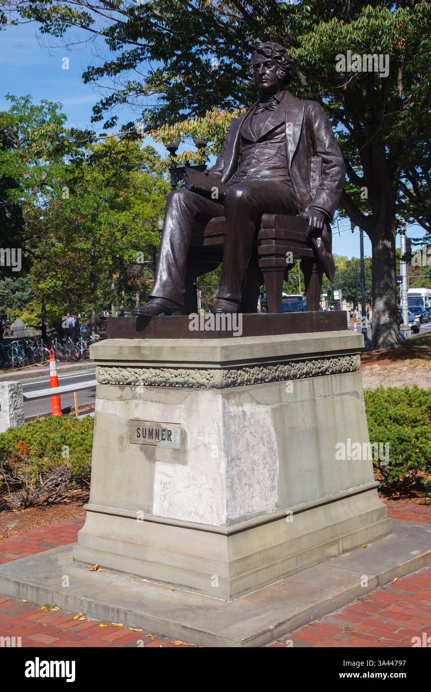 La statue de Charles Sumner à l'Université Harvard de Cambridge, région de Boston, Massachusetts, États-Unis Banque D'Images La statue de Charles Sumner à l'Université Harvard de Cambridge, région de Boston, Massachusetts, États-Unis Banque D'Images