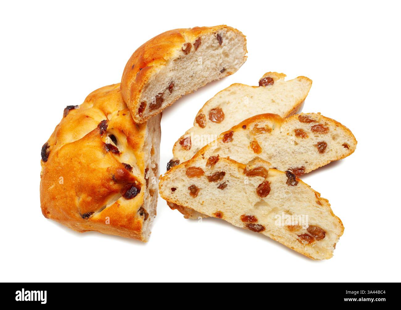 Tranches de Pan di Ramerino, un pain sucré toscan traditionnel avec des raisins secs, couché sur un fond blanc Banque D'Images