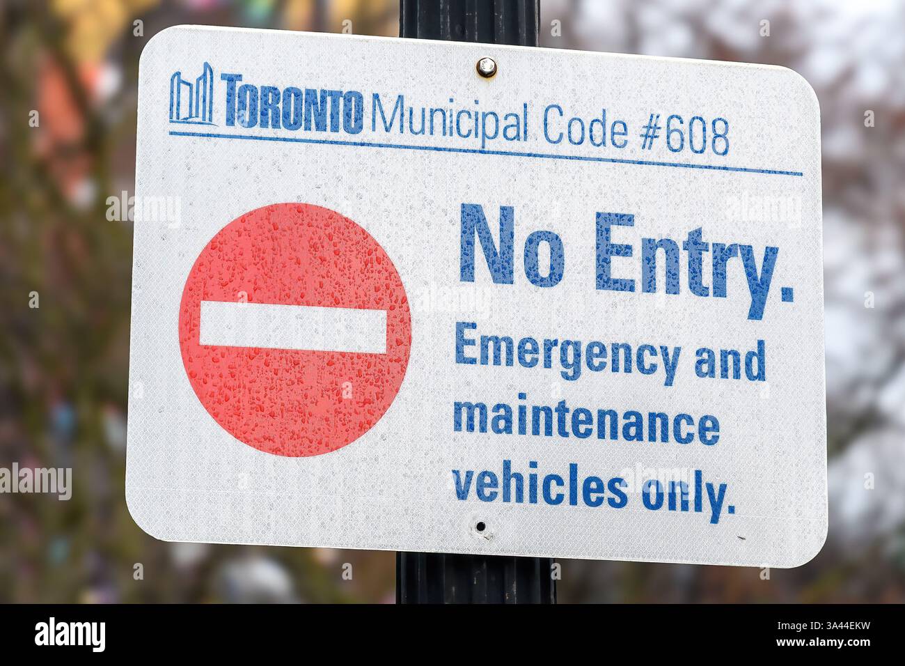 Un panneau d'interdiction d'entrée, qui fait partie du Code municipal #608. Banque D'Images