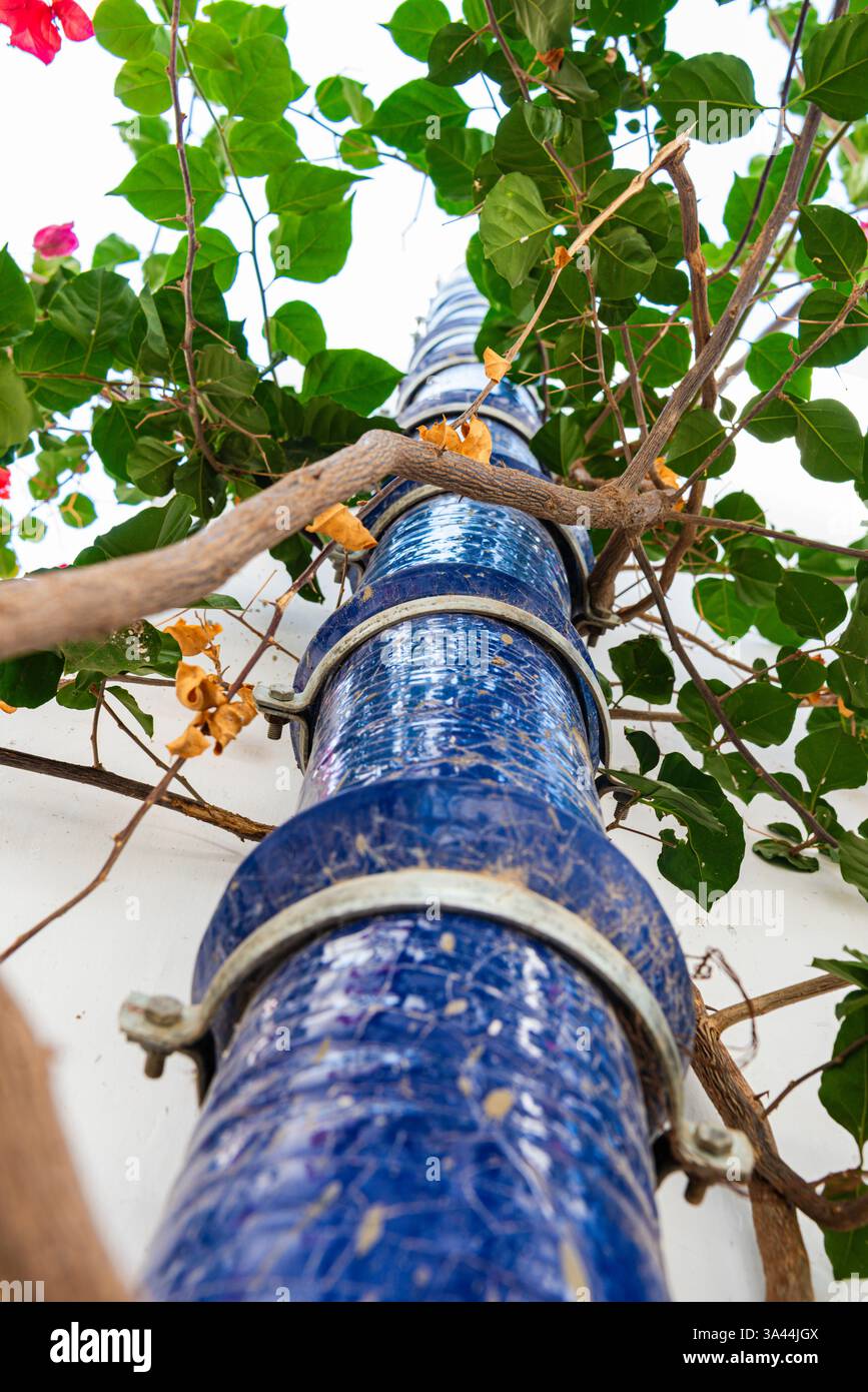Bec de gouttière en céramique bleue d'une maison du site du patrimoine mondial de l'UNESCO de Sidi Bou Said, Tunis, Tunisie Banque D'Images