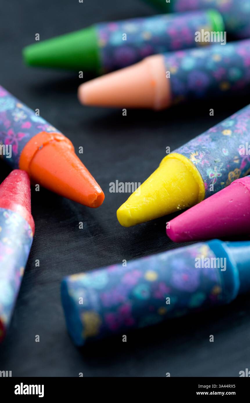 Macro de petits crayons de coloriage sur fond noir vertical Banque D'Images