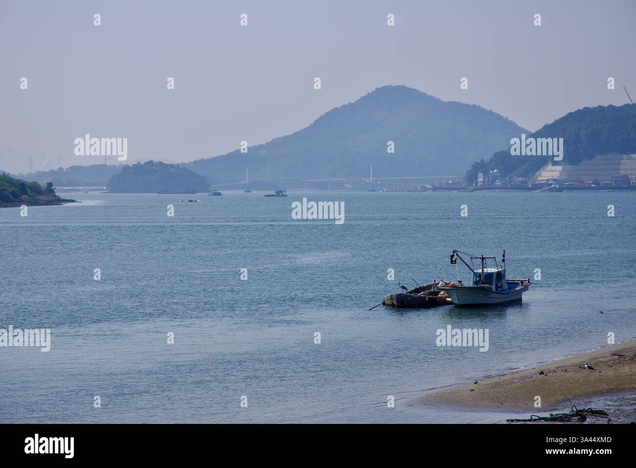 Ville de Gwangyang, Corée du Sud - 3 octobre 2021 : un bateau de pêche flotte près de l'embouchure de la rivière Seomjin qui se jette dans la mer du Sud. Le c de la rivière Banque D'Images