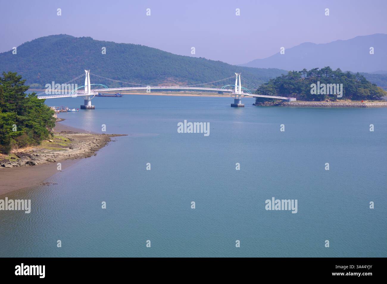 Gwangyang, Corée du Sud - 3 octobre 2021 : le pont Haemaji enjambe la rivière Seomjin, reliant le continent à une île boisée. Le suspensio moderne Banque D'Images