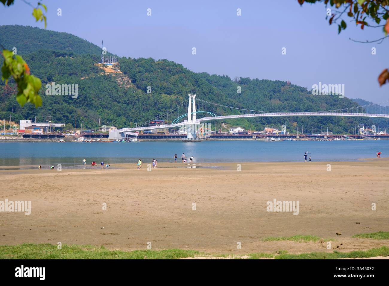 Gwangyang, Corée du Sud - 3 octobre 2021 : le pont Haemaji s'étend sur la rivière Seomjin, reliant Baealdo au continent. Les visiteurs explorent le Banque D'Images