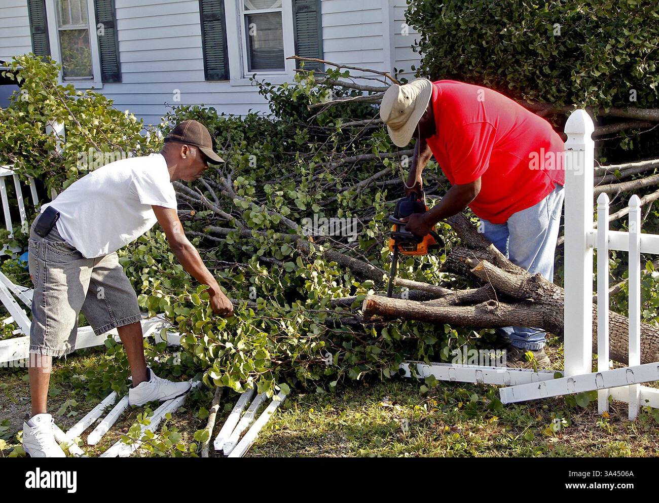 4 juillet 2014 - Beaufort, NC, USA - Jerry Johnson, à gauche, et Sylvester Johnson, à droite, font le bon samaritain et dégagent un arbre abattu de la cour d'un voisin à Beaufort, en Caroline du Nord, après une visite de l'ouragan Arthur, le vendredi 4 juillet 2014. (Crédit image : © Chris Seward/MCT/ZUMA Wire) Banque D'Images
