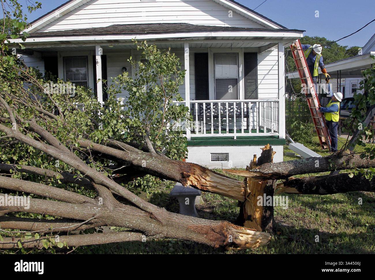4 juillet 2014 - Atlantic Beach, NC, États-Unis - Jason Pearce, TOP, et Brandon Hicks de Duke Energy réparent une ligne électrique vers une maison de Beaufort, en Caroline du Nord, après qu'elle ait été abattue par un arbre tombé lors de l'ouragan Arthur, le vendredi 4 juillet 2014. (Crédit image : © Chris Seward/MCT/ZUMA Wire) Banque D'Images