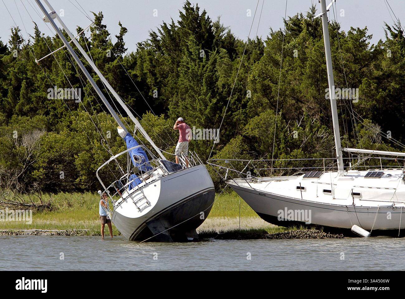 4 juillet 2014 - Atlantic Beach, NC, États-Unis - Un plaisancier réfléchit à sa situation difficile après que son bateau a été échoué sur l'île Carrot à Beaufort, en Caroline du Nord, après avoir été arraché dans les vents de l'ouragan Arthur, le vendredi 4 juillet 2014. (Crédit image : © Chris Seward/MCT/ZUMA Wire) Banque D'Images