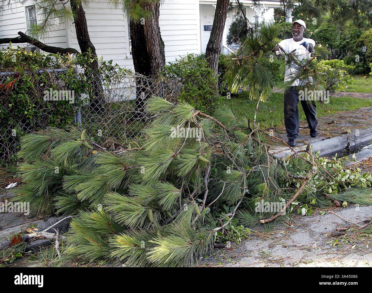 4 juillet 2014 - Atlantic Beach, NC, USA - Douglass Godette nettoie les débris de sa cour à Beaufort, en Caroline du Nord, causés par l'ouragan Arthur, le vendredi 4 juillet 2014. (Crédit image : © Chris Seward/MCT/ZUMA Wire) Banque D'Images
