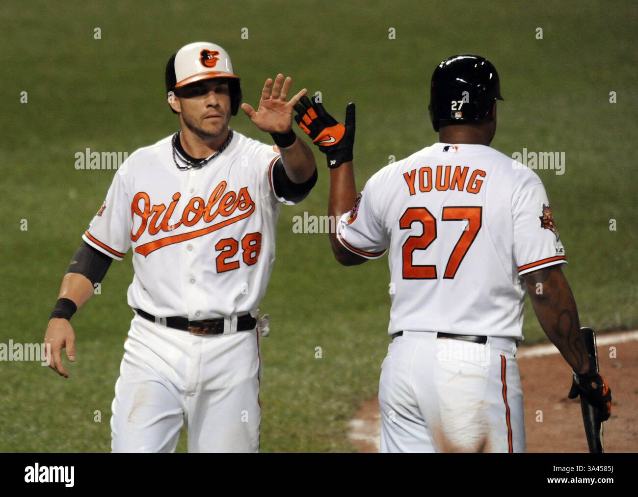 26 août 2014 - Baltimore, MD, États-Unis - Steve Pearce, coéquipier des Baltimore Orioles, à gauche, Delmon Young, après avoir marqué contre les Rays de Tampa Bay lors de la septième manche, mardi 26 août 2014, à Camden Yards à Baltimore. (Crédit image : © Kenneth K. Lam/MCT/ZUMA Wire) Banque D'Images