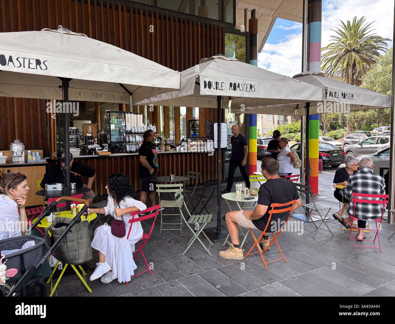 Le café en plein air est très fréquenté sous le parapluie « double Roasters » à la bibliothèque de Marrickville Banque D'Images