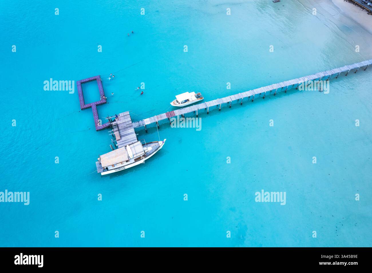 Vue aérienne de la belle île de Koh Kood dans la mer tropicale avec quai en bois et bateaux à Trat, Thaïlande Banque D'Images