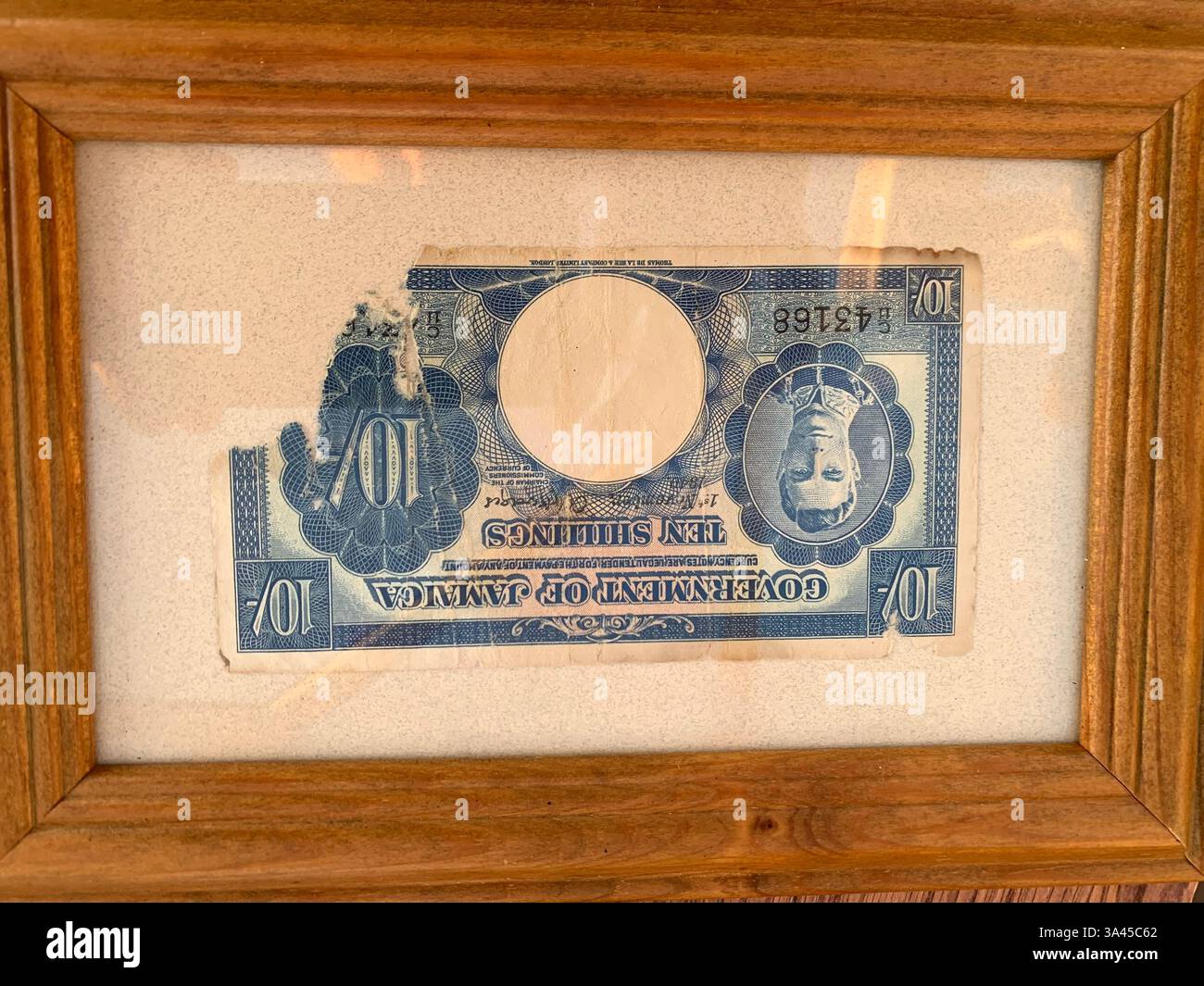 Whisky Galore articles du célèbre film Flare Gun bouteille de Whisky Jamaican Money trouvé naufrage naufrage le billet de banque de l'Écosse - Image de stock capturée avec un smartphone