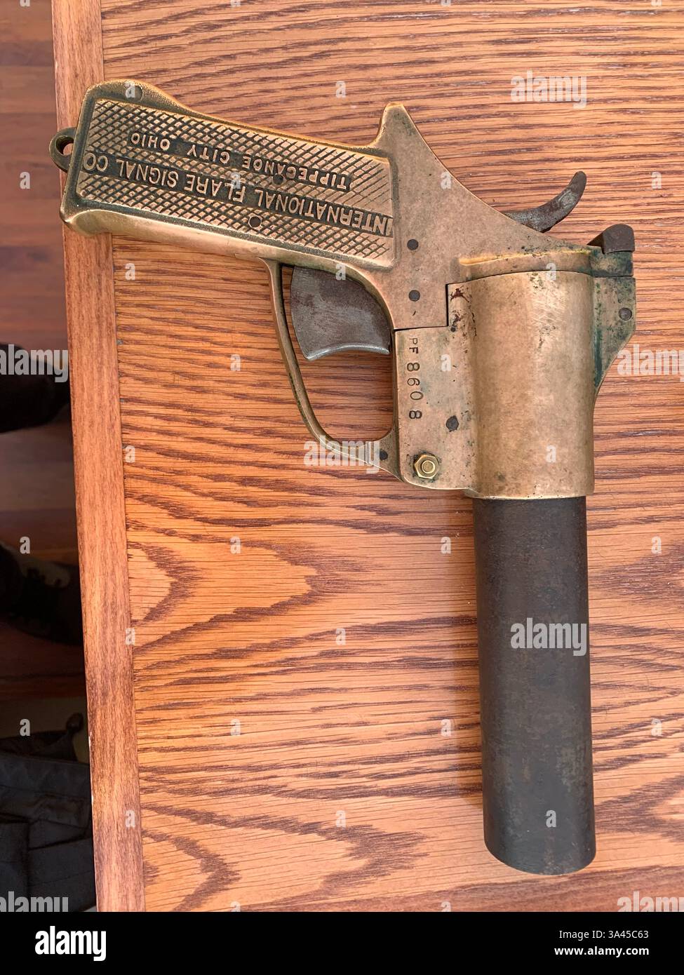 Whisky Galore articles du célèbre film Flare Gun bouteille de Whisky Jamaican Money trouvé naufrage naufrage Ecosse - Image de stock capturée avec un smartphone