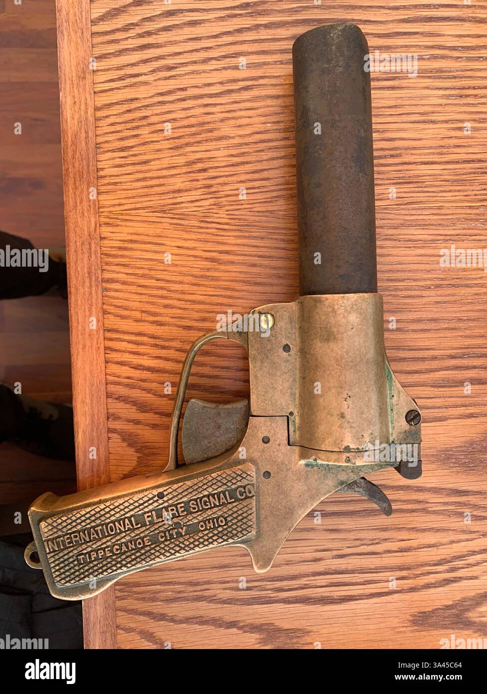 Whisky Galore articles du célèbre film Flare Gun bouteille de Whisky Jamaican Money trouvé naufrage naufrage Ecosse - Image de stock capturée avec un smartphone